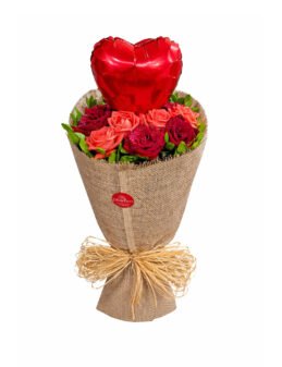 Buquê Coleção Requinte Rústico Romântico de Rosas Vermelhas e Rosas Corais com Balão de Coração