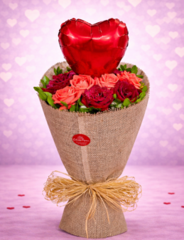 Buquê Coleção Requinte Rústico Romântico de Rosas Vermelhas e Rosas Corais com Balão de Coração